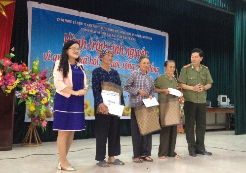 Các đồng chí lãnh đạo đại diện Ban Thường vụ Tỉnh đoàn, Công an tỉnh trao tặng quà cho các đối tượng chính sách